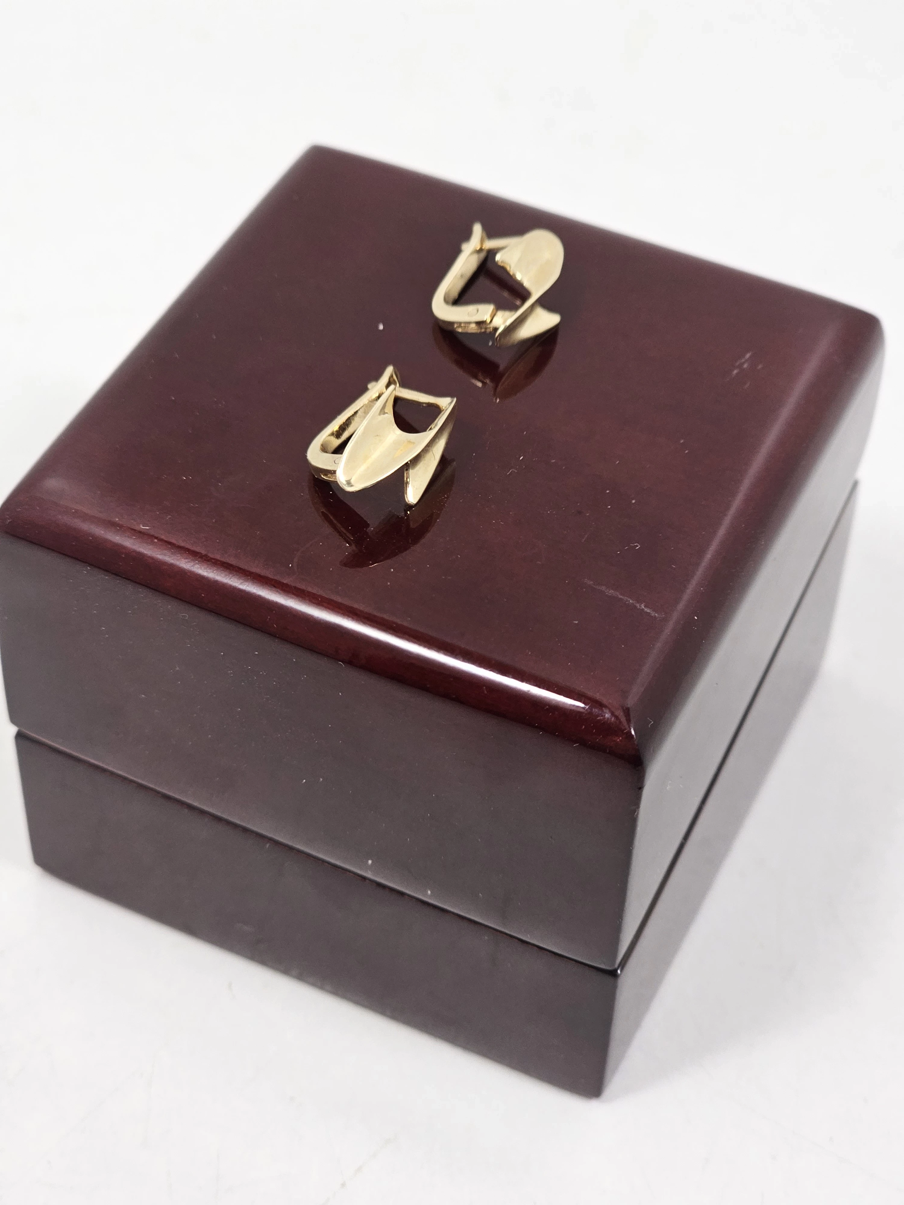 wyrob-jubilerski-uzywany-kolczyki-rodzaj-zapiecia-angielski