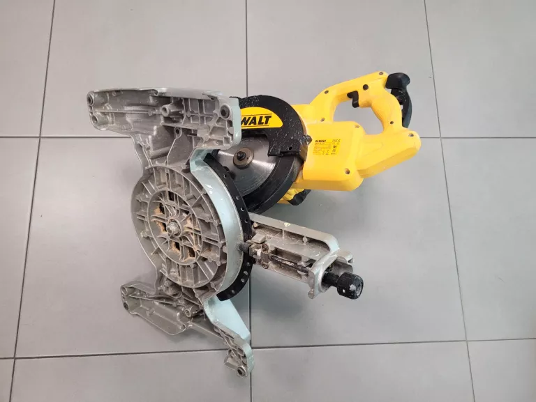 PIŁA UKOŚNICA DEWALT DWS773