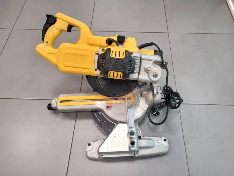 PIŁA UKOŚNICA DEWALT DWS773