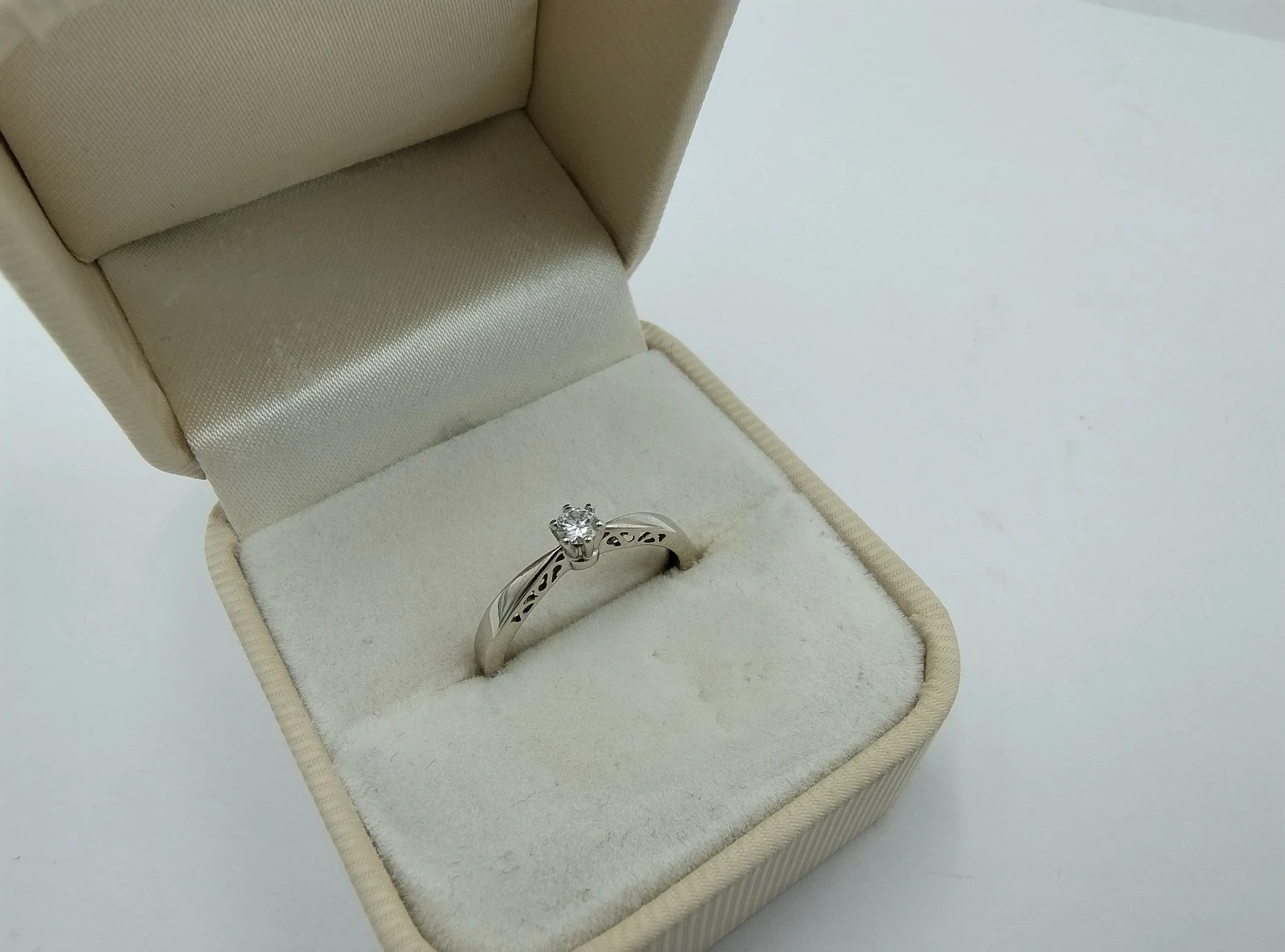 wyrob-jubilerski-uzywany-pierscionek-diamenty-rodzaj-wyrob-jubilerski