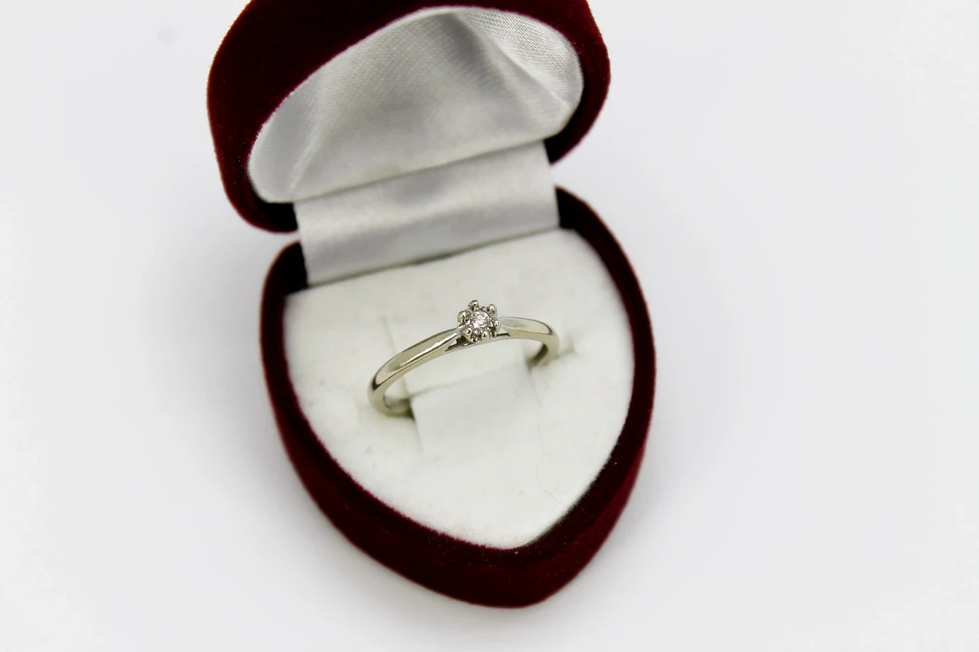 klasyczny-zloty-pierscionek-z-brylantem-pr-375-certyfikat-rodzaj-2205-16