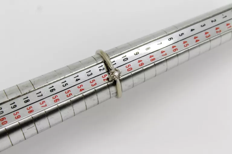 klasyczny-zloty-pierscionek-z-brylantem-pr-375-certyfikat-plec-15851-1