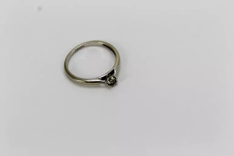 klasyczny-zloty-pierscionek-z-brylantem-pr-375-certyfikat-waga-220