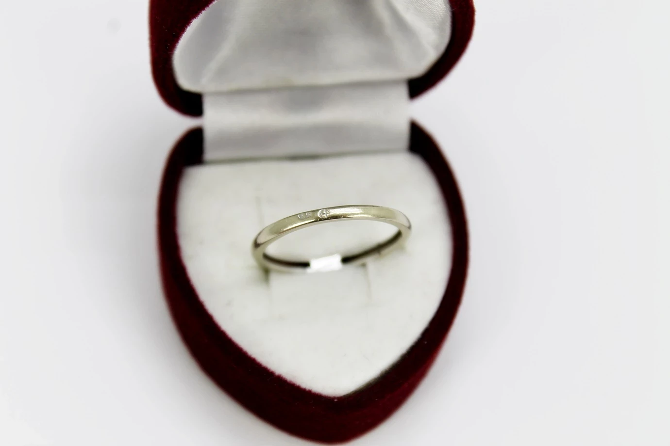 klasyczny-zloty-pierscionek-z-brylantem-pr-375-certyfikat-kolor-dominujacy-205826-225106