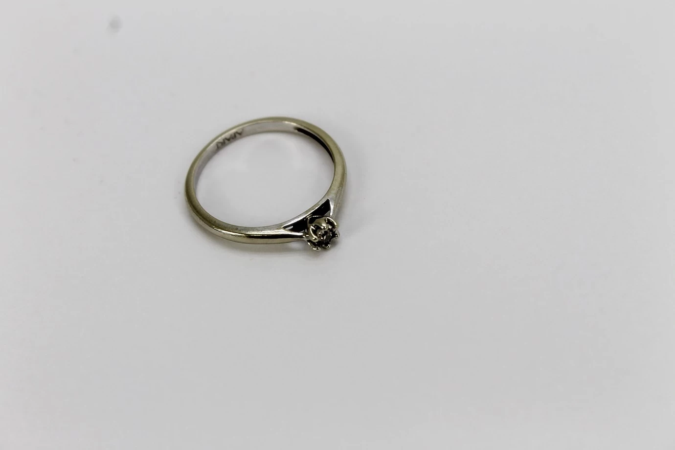 klasyczny-zloty-pierscionek-z-brylantem-pr-375-certyfikat-waga-220