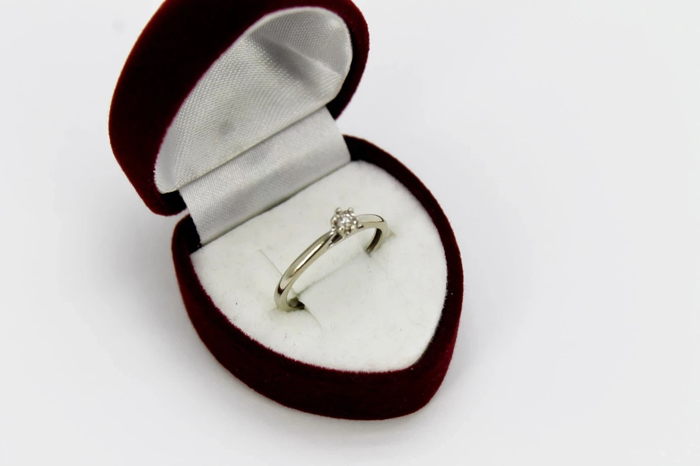 klasyczny-zloty-pierscionek-z-brylantem-pr-375-certyfikat-material-15835-2