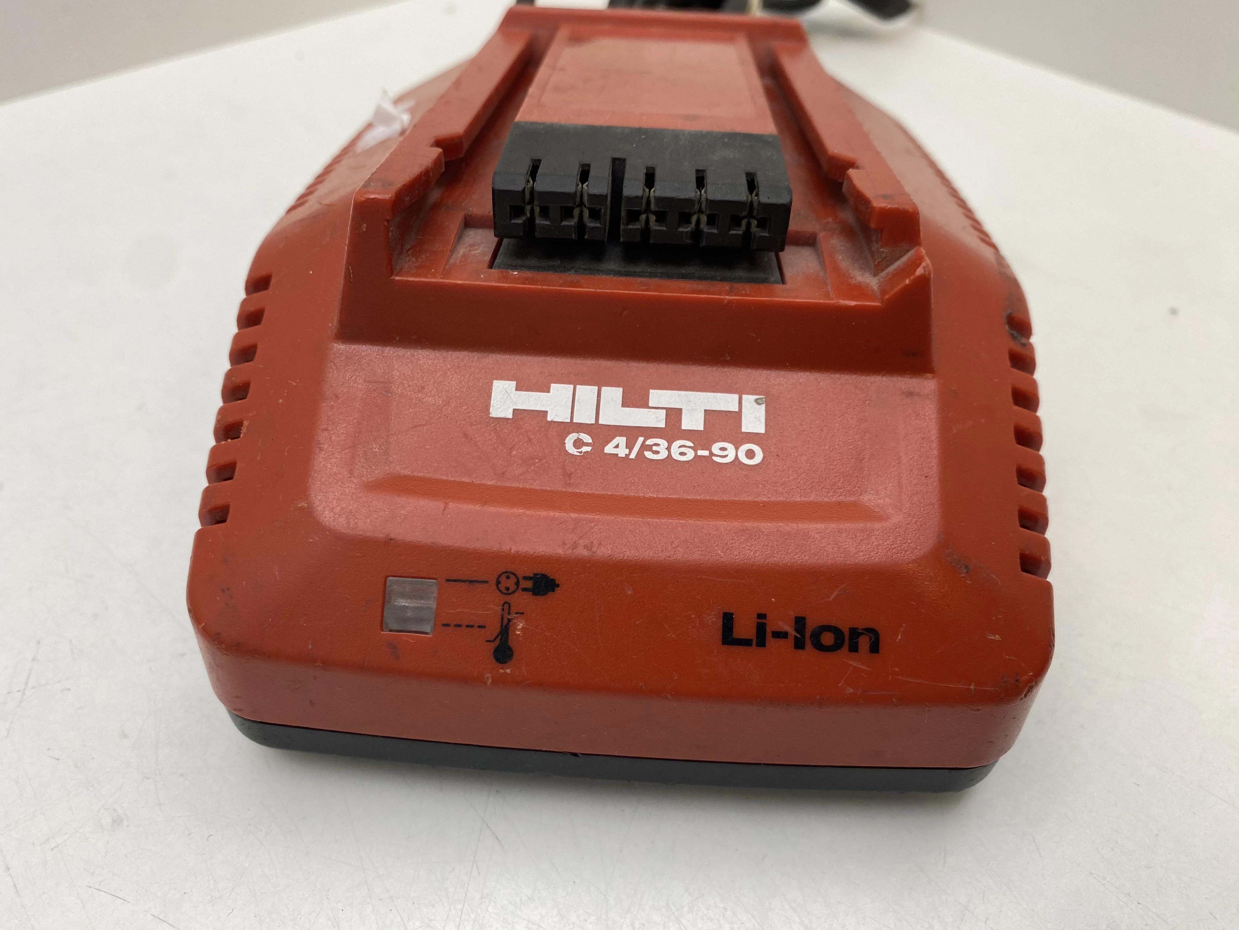 ladowarka-hilti-c436-90-opis-stan-uzywany