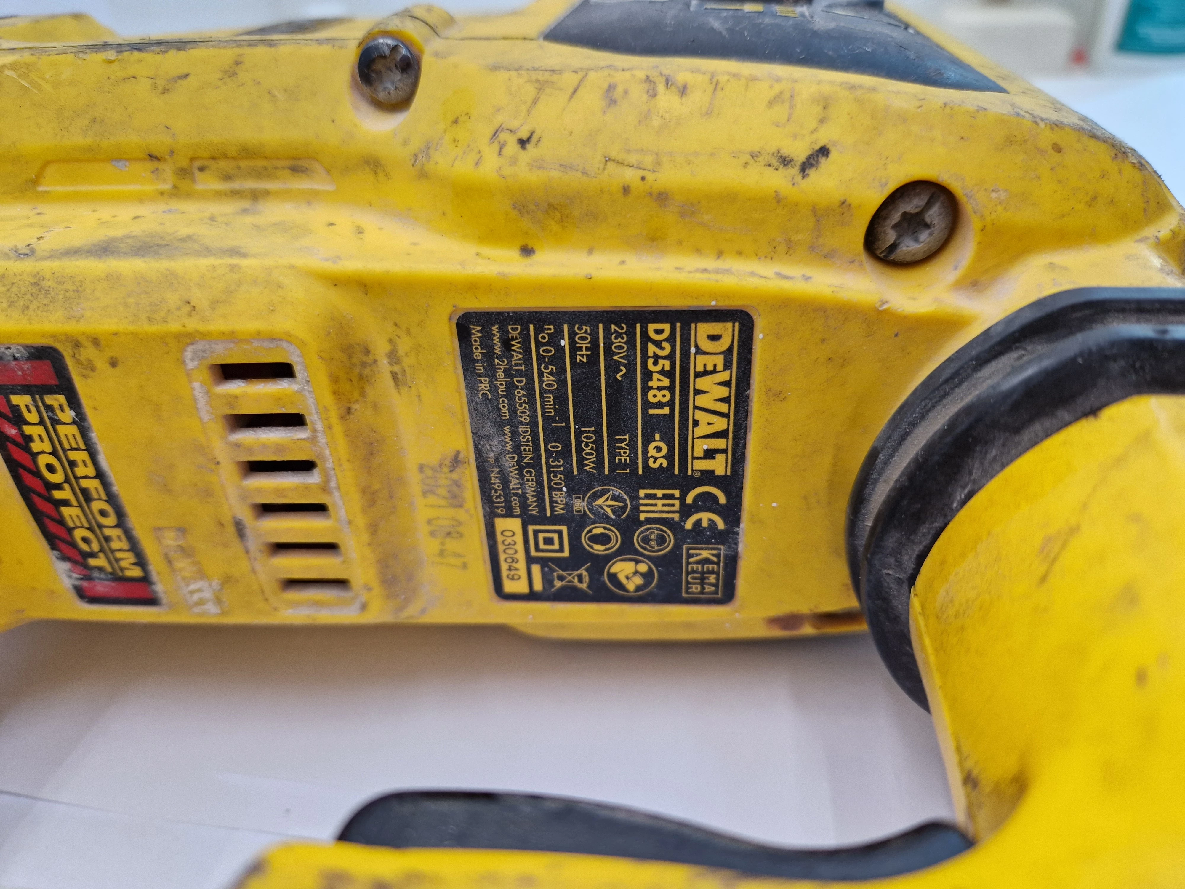 mlotowiertarka-dewalt-d25481-energia-udaru-61