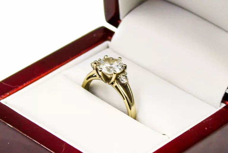 zloty-pierscionek-z-cyrkoniami-p585-w385-r16-rodzaj-2205-2