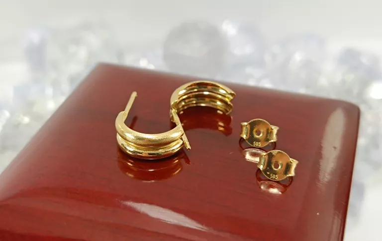 DELIKATNE ZŁOTE KOLCZYKI PÓŁKOŁA SZTYFT 585 1,09G