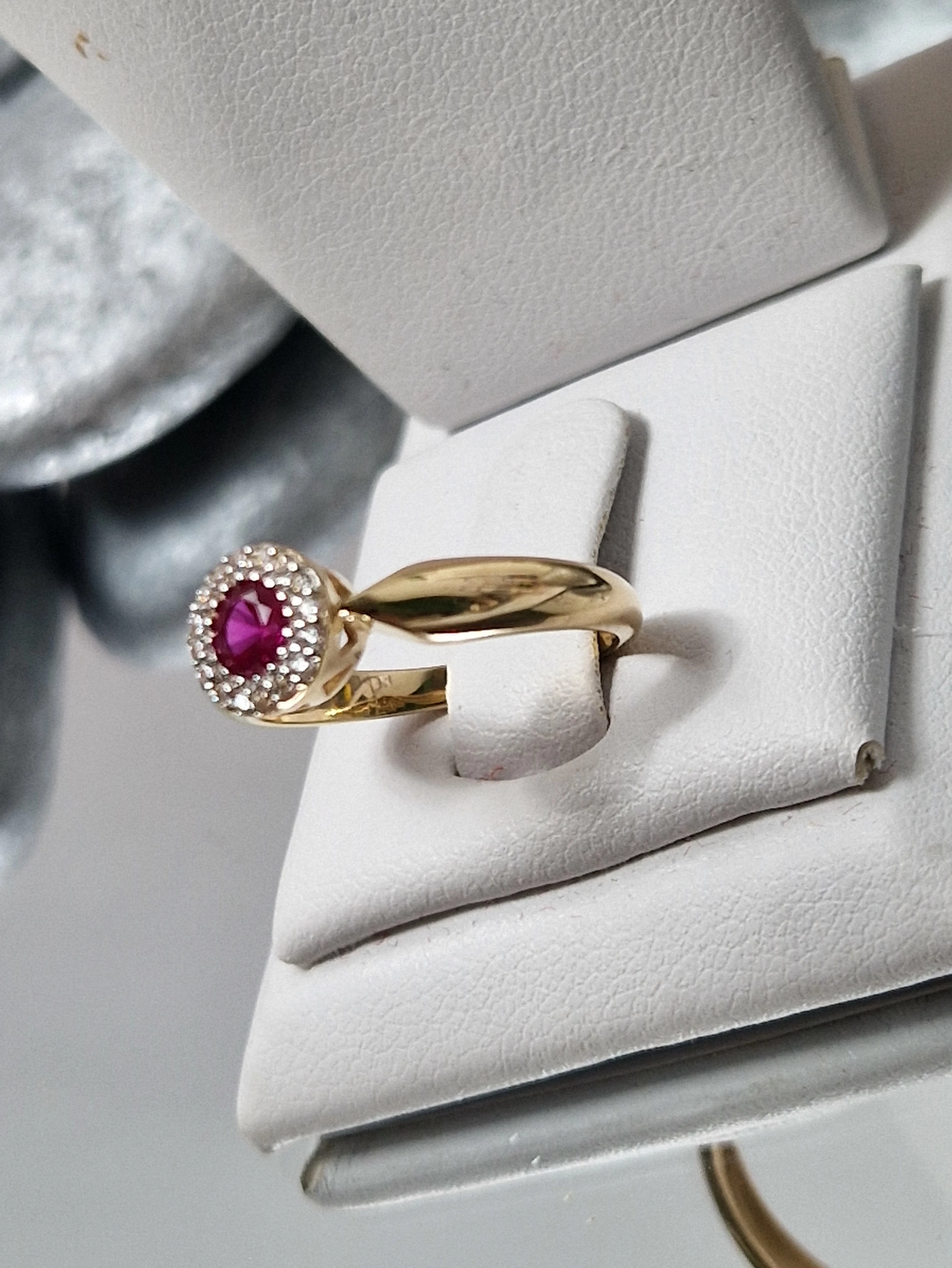 zloty-pierscionek-585239g-bordowa-cyrkonia-dookola-male-cyrkonie-ean-gtin-5900025448069