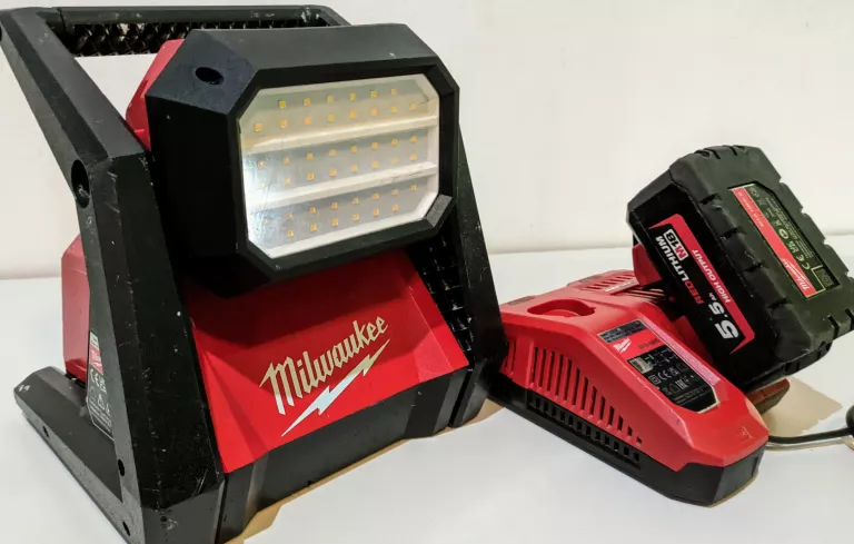 LAMPA MILWAUKEE M18 HOAL-0 | AKU 5,5AH | SZYBKA ŁADOWARKA