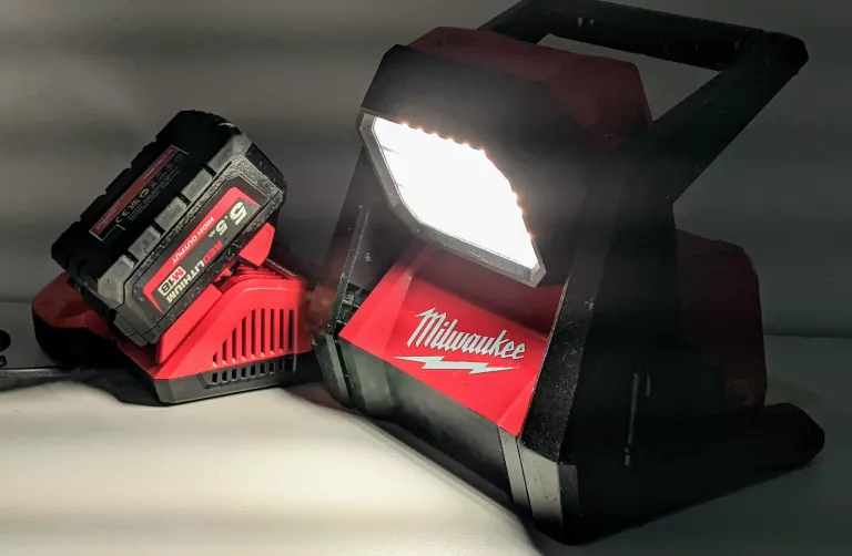 LAMPA MILWAUKEE M18 HOAL-0 | AKU 5,5AH | SZYBKA ŁADOWARKA