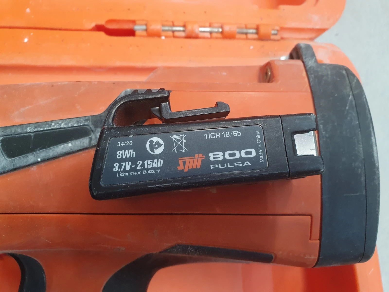 gwozdziarka-gazowa-osadzak-spit-pulsa-800p-marka-spit