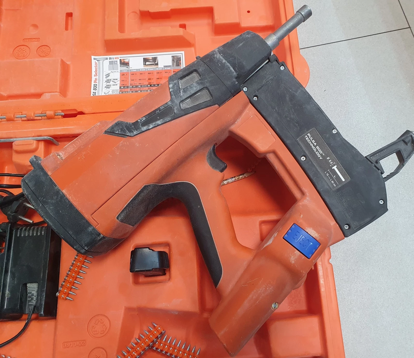 gwozdziarka-gazowa-osadzak-spit-pulsa-800p-zasilanie-gazowe