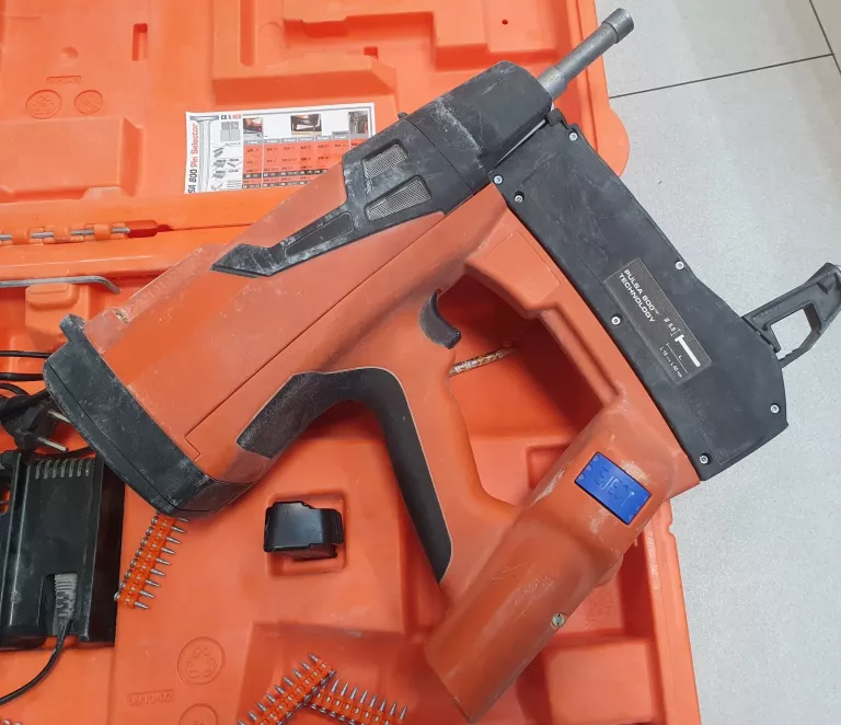 gwozdziarka-gazowa-osadzak-spit-pulsa-800p-zasilanie-gazowe