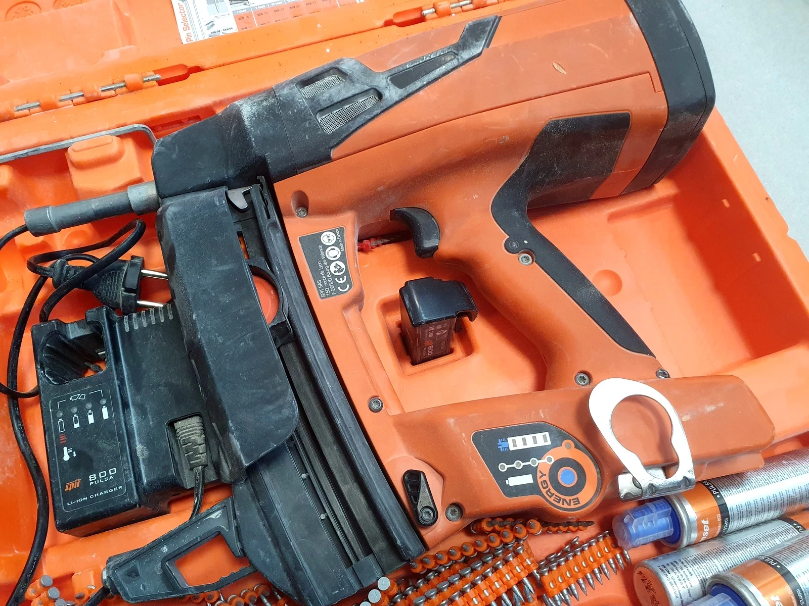 gwozdziarka-gazowa-osadzak-spit-pulsa-800p-maksymalna-dlugosc-gwozdzizszywek-40