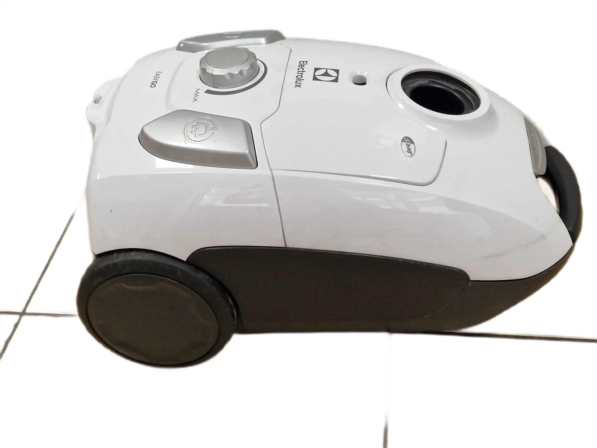 odkurzacz-workowy-bialy-electrolux-easy-go-eeg41iw-kolor-dominujacy-bialy
