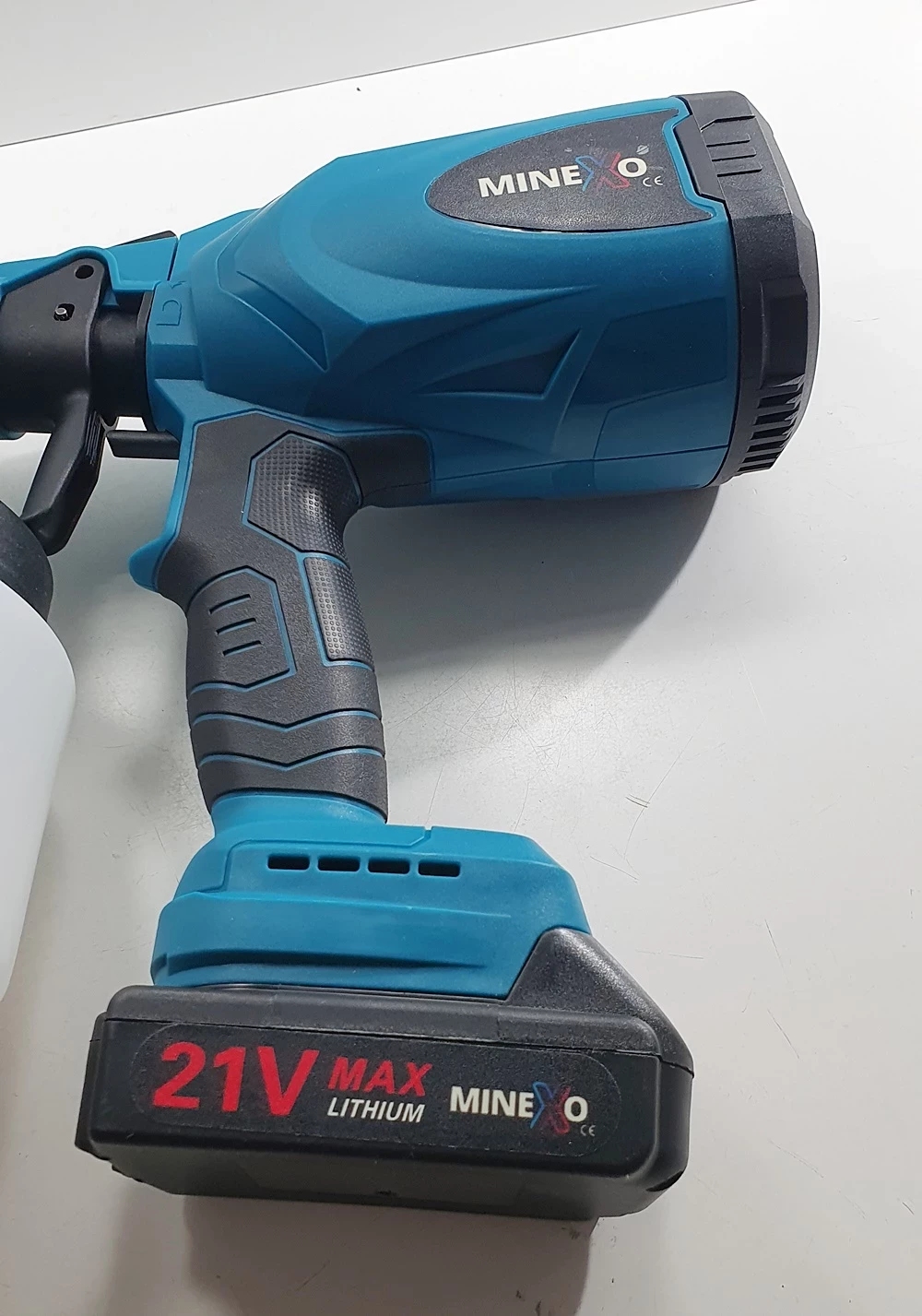 pistolet-malarski-agregat-do-malowania-scian-bezprzewodowy-zestaw-3-dysz-zasilanie-elektryczne