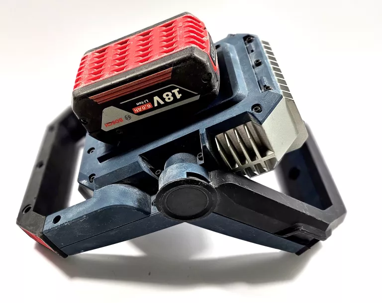 BOSCH GLI 18V-1900 LAMPA REFLEKTOR 1900LM + AKUMULATOR 6,0AH