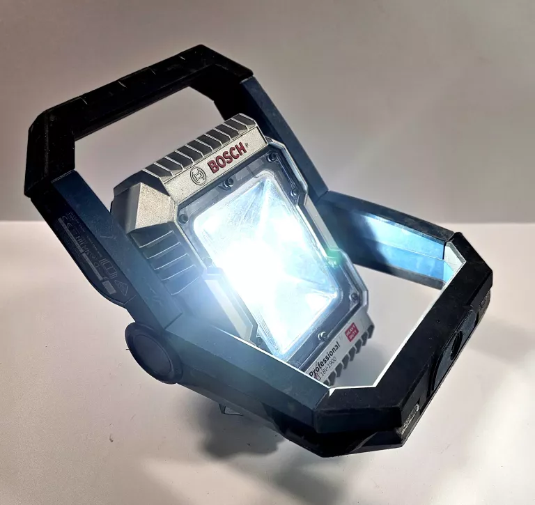 BOSCH GLI 18V-1900 LAMPA REFLEKTOR 1900LM + AKUMULATOR 6,0AH