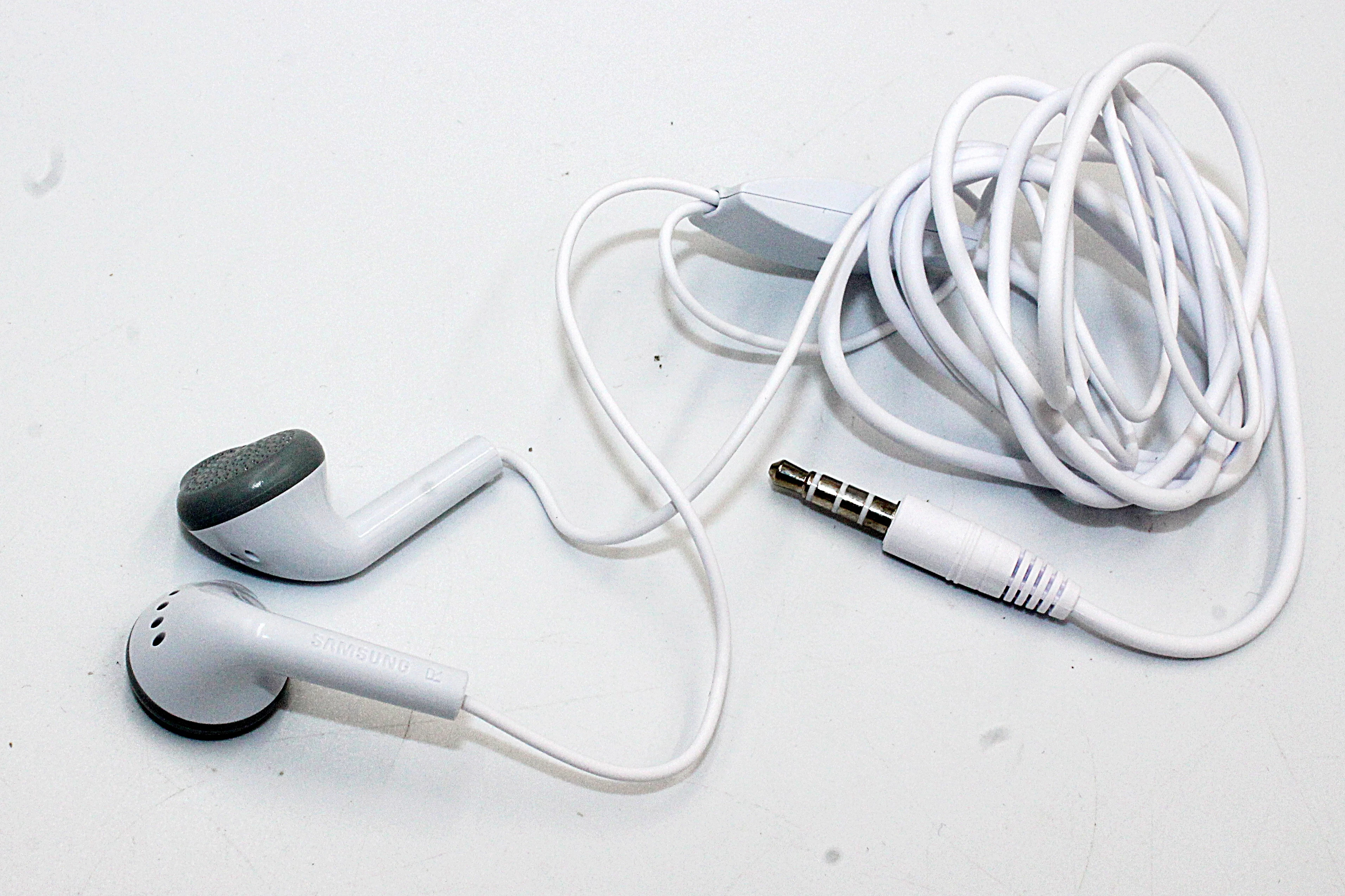 douszne-sluchawki-przewodowe-samsung-jack-kolor-bialy
