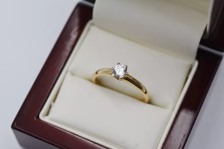 piekny-zloty-pierscionek-585-z-cyrkonia-585-286g-r20-kamien-17088-128