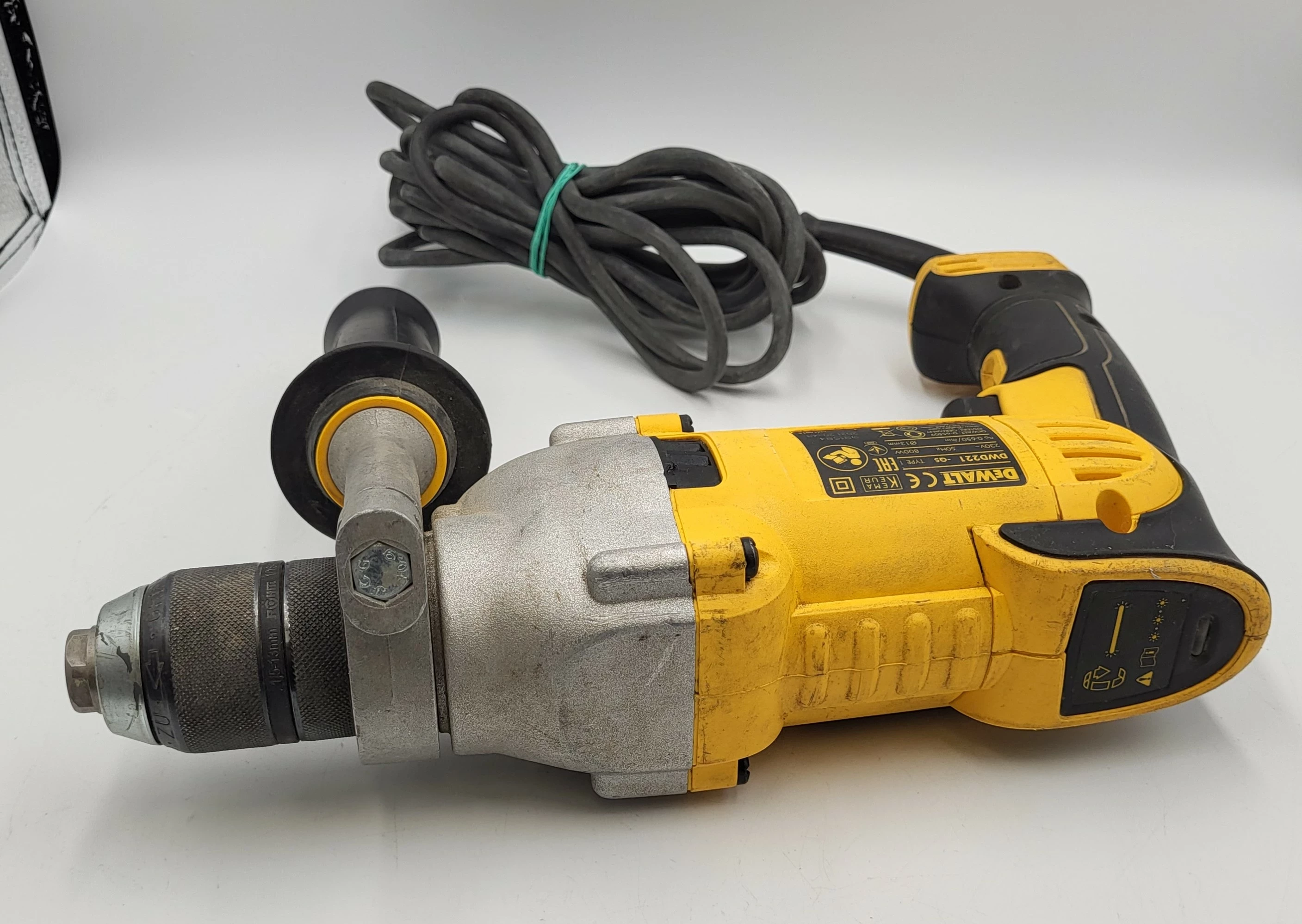 dewalt-dwd221-wiertarka-niskoobrotowa-bez-udaru-z-elektronika-800w-typ-uchwytu-samozaciskowy