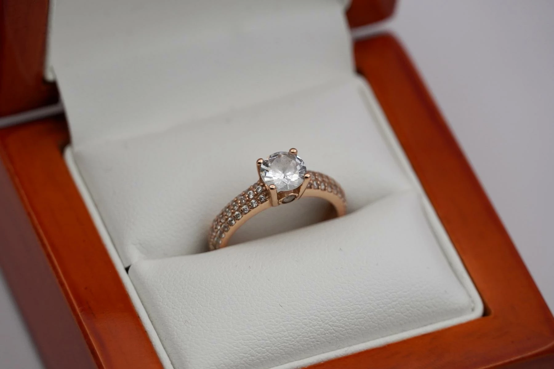 zloty-pierscionek-wysadzany-cyrkoniami-585-14k-r9-278g-material-15835-2