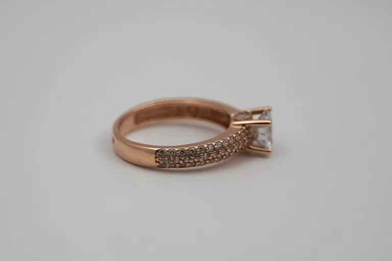 zloty-pierscionek-wysadzany-cyrkoniami-585-14k-r9-278g-waga-130