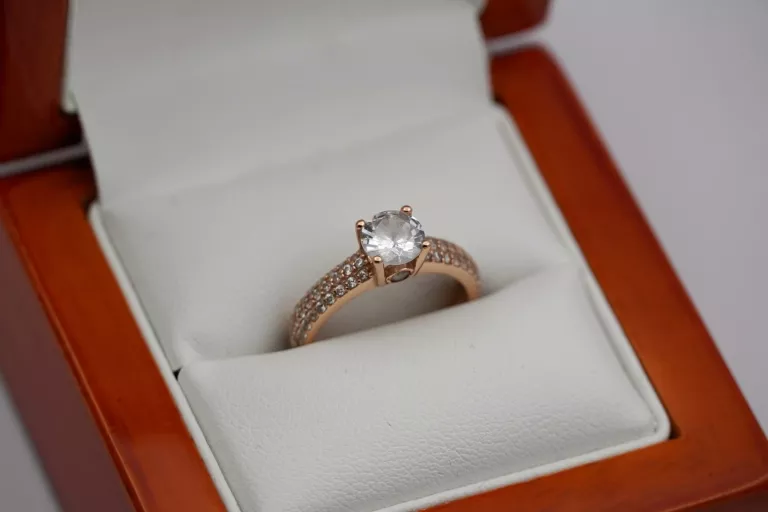 zloty-pierscionek-wysadzany-cyrkoniami-585-14k-r9-278g-material-15835-2