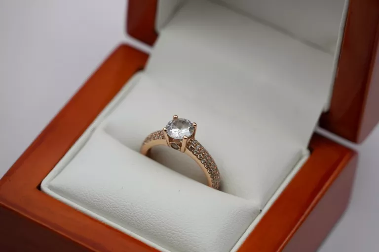 zloty-pierscionek-wysadzany-cyrkoniami-585-14k-r9-278g-stan-11323-2