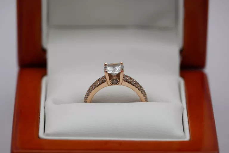 zloty-pierscionek-wysadzany-cyrkoniami-585-14k-r9-278g-ean-gtin-5903772040388