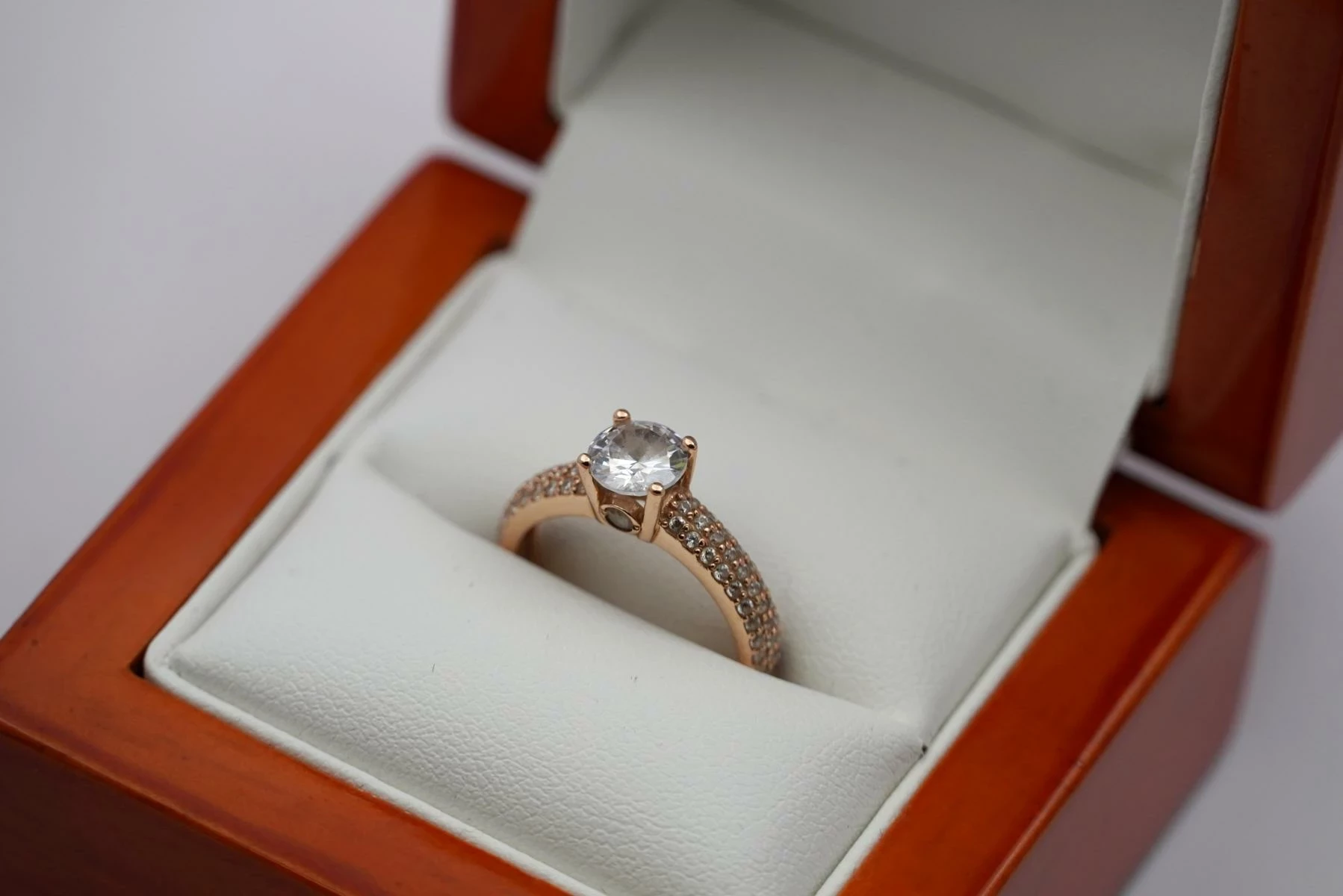 zloty-pierscionek-wysadzany-cyrkoniami-585-14k-r9-278g-stan-11323-2