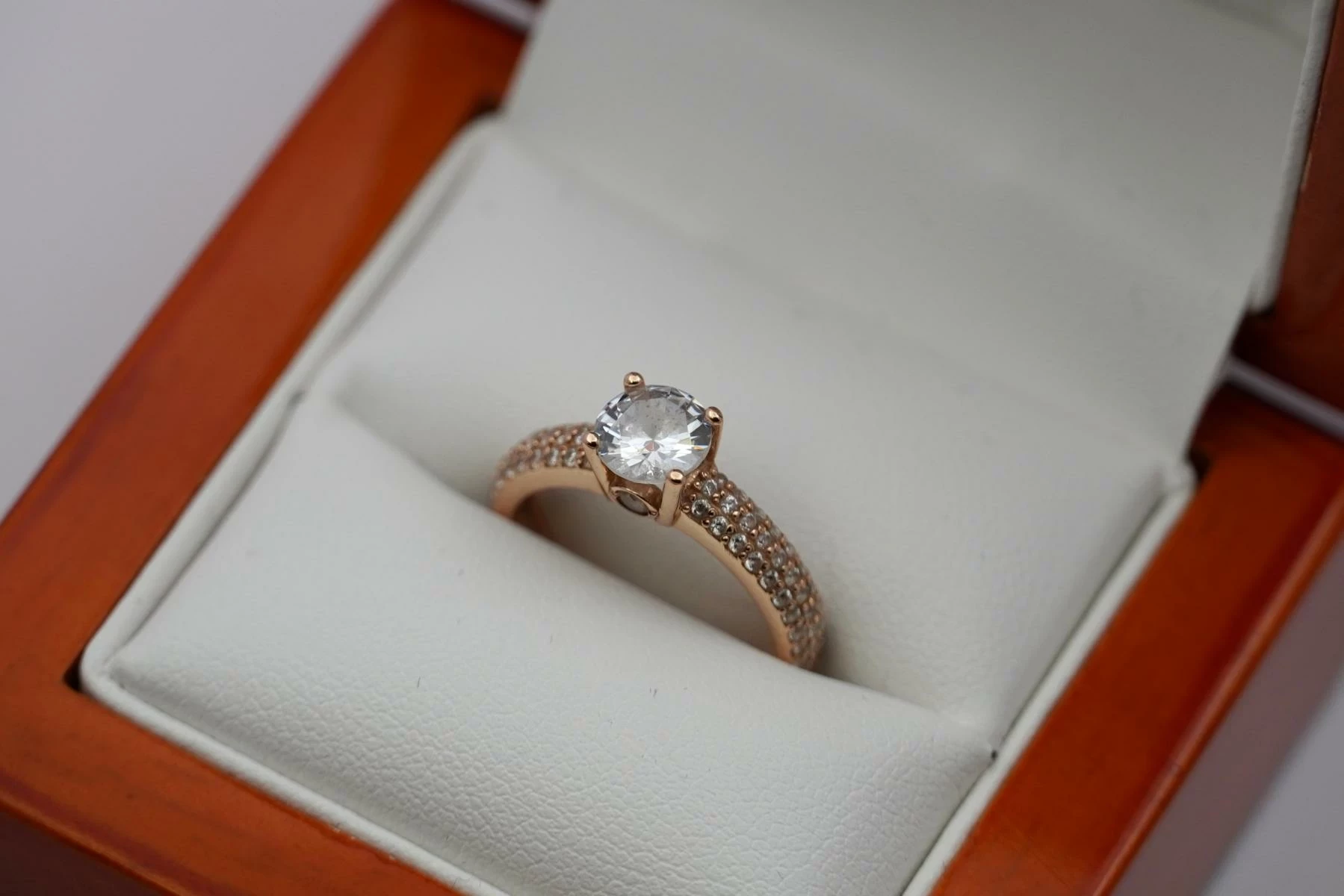 zloty-pierscionek-wysadzany-cyrkoniami-585-14k-r9-278g-stefana-grota-roweckiego-7h-krakow