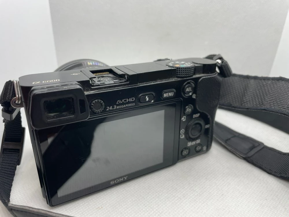 aparat-sony-alpha-6000-obiektyw-marka-sony