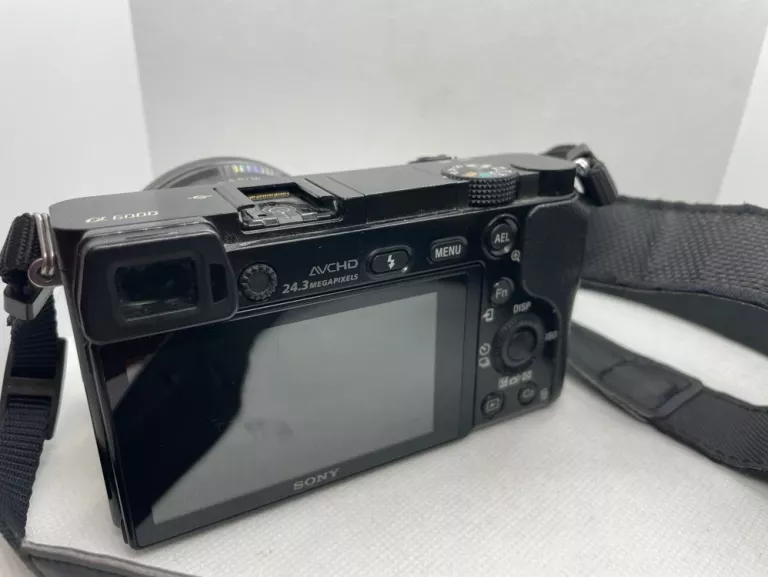 aparat-sony-alpha-6000-obiektyw-marka-sony