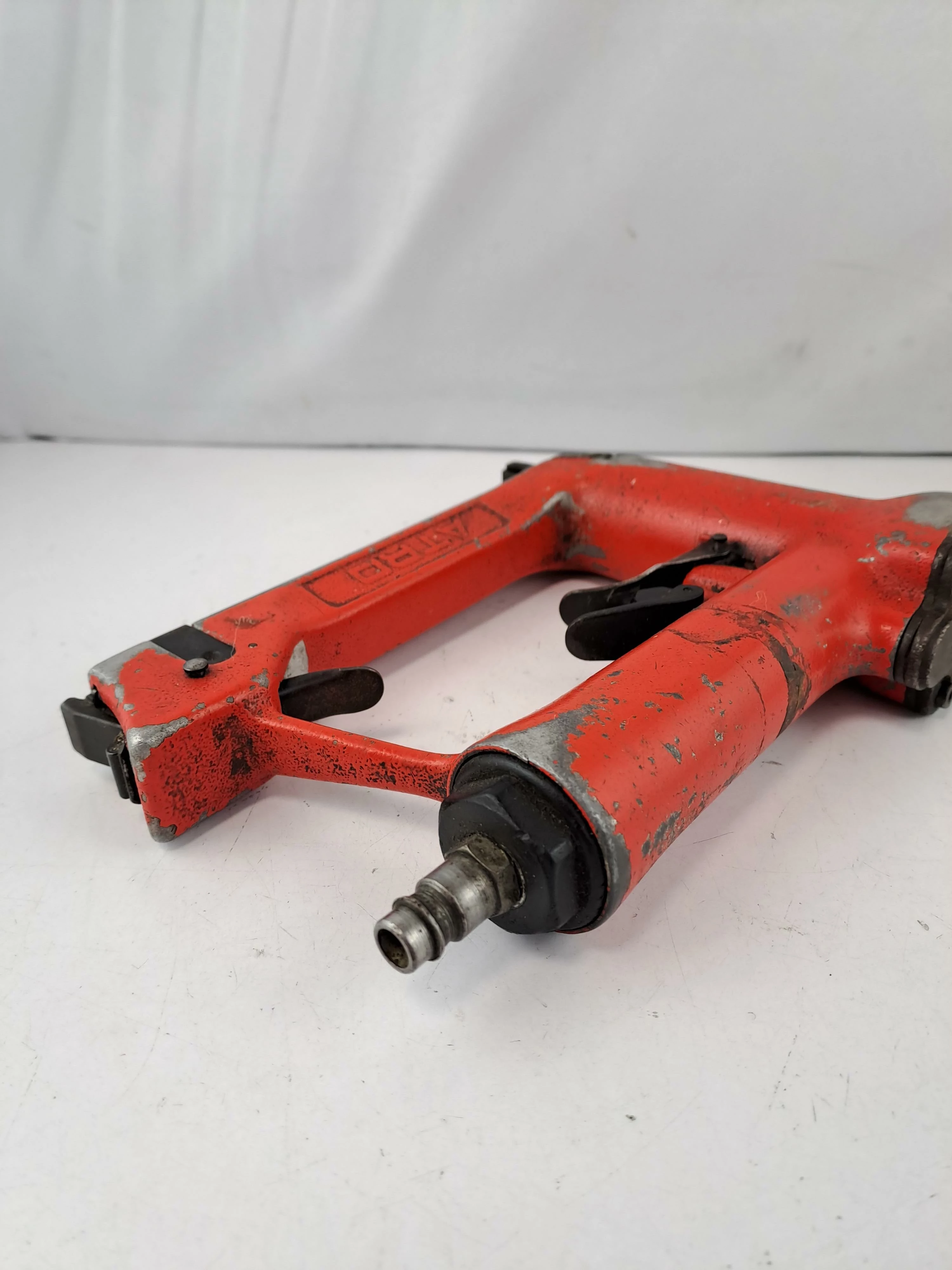 zszywacz-tapicerski-pneumatyczny-zobacz-marka-parkside