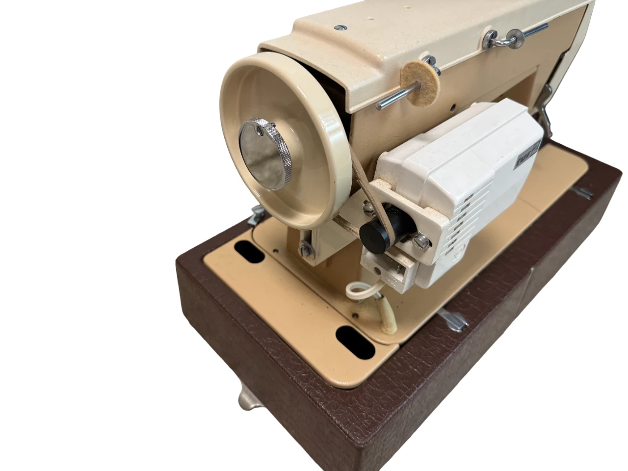 maszyna-do-szycia-lucznik-432-silnik-tur-2-walizka-model-432