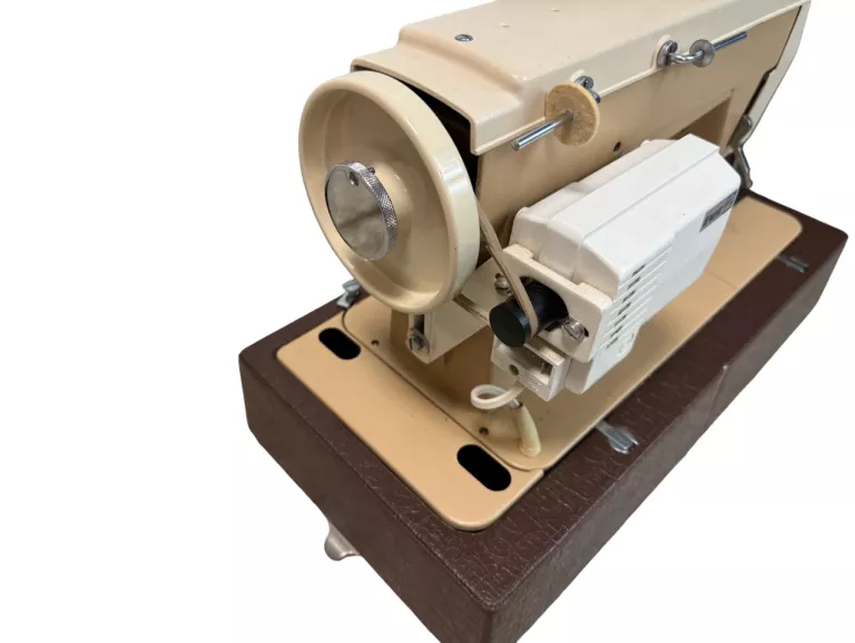 maszyna-do-szycia-lucznik-432-silnik-tur-2-walizka-model-432