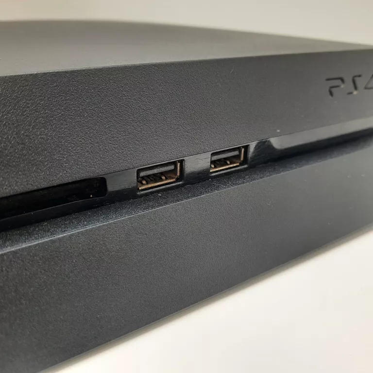 KONSOLA PLAYSTATION 4