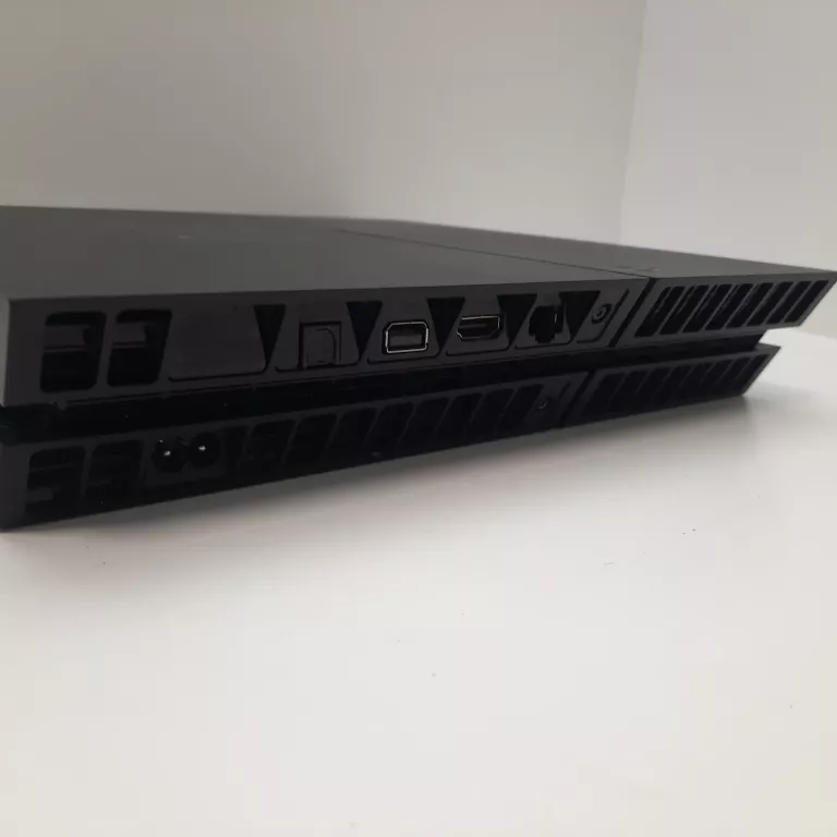KONSOLA PLAYSTATION 4