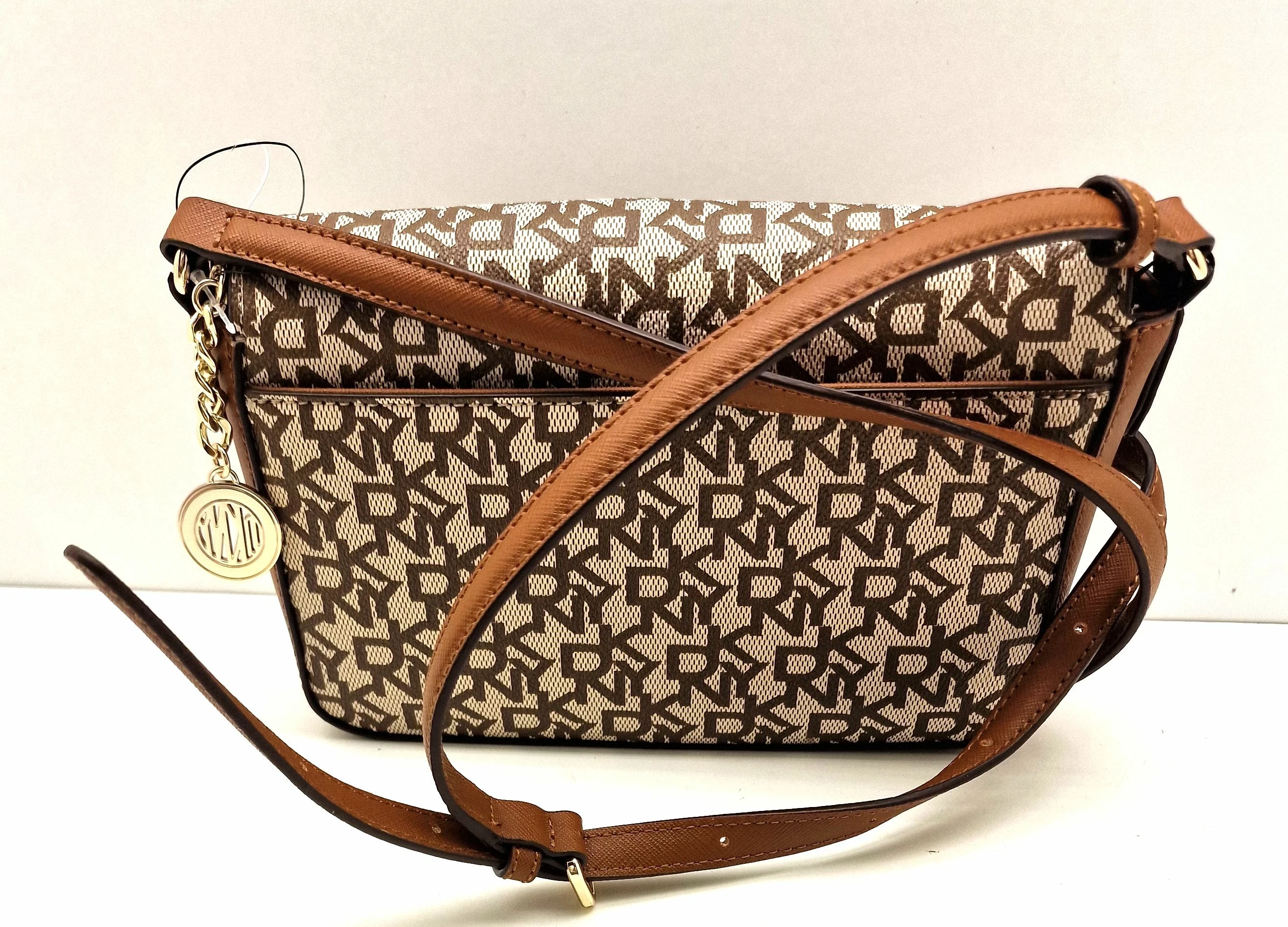 torebka-dkny-bryant-md-flap-xbody-r82ej467-brazowa-stan-powystawowy