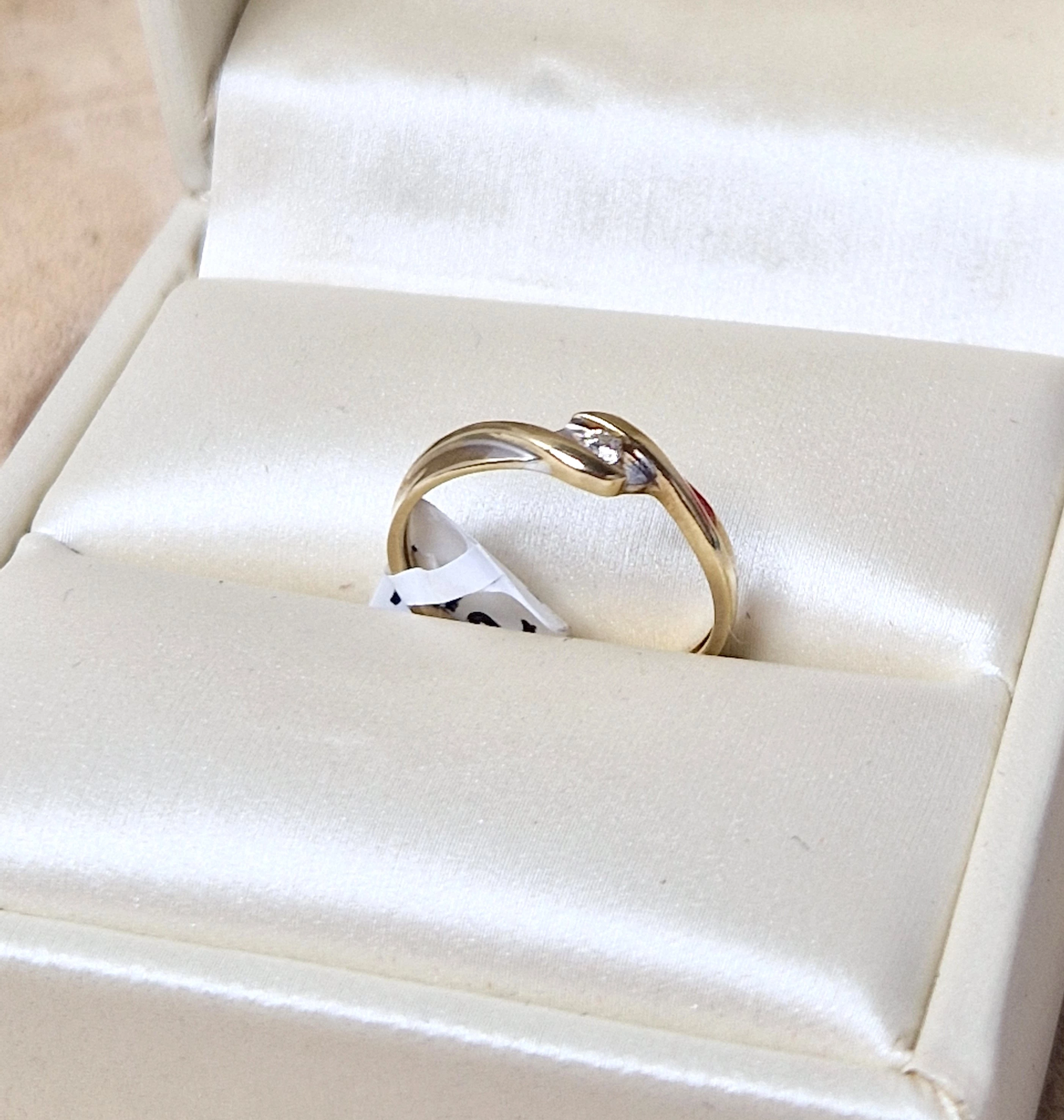 pierscionek-z-zoltego-zlota-z-brylantem-111gr-375-stan-11323-2