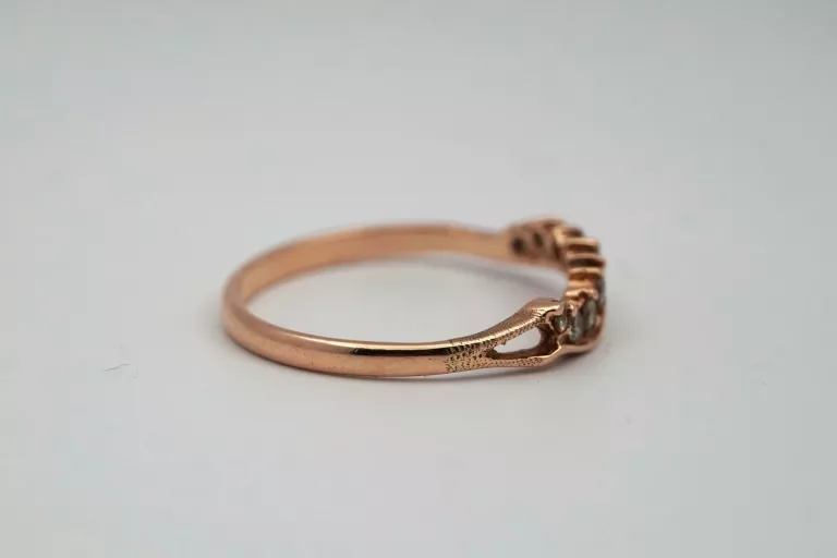 zloty-pierscionek-z-cyrkoniami-585-14k-r21-200g-kolor-dominujacy-zloty