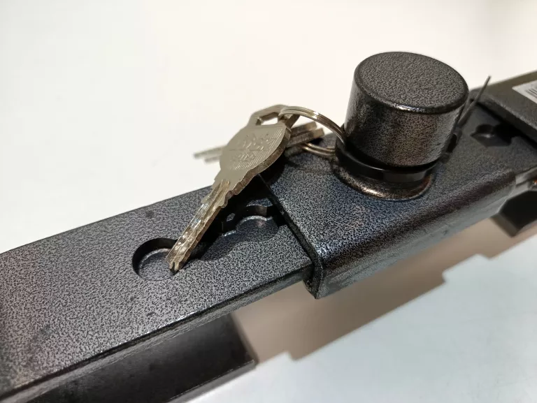 blokada-zamkniecie-sztaba-chlodni-kontenera-tir-typ-samochodu-samochody-ciezarowe