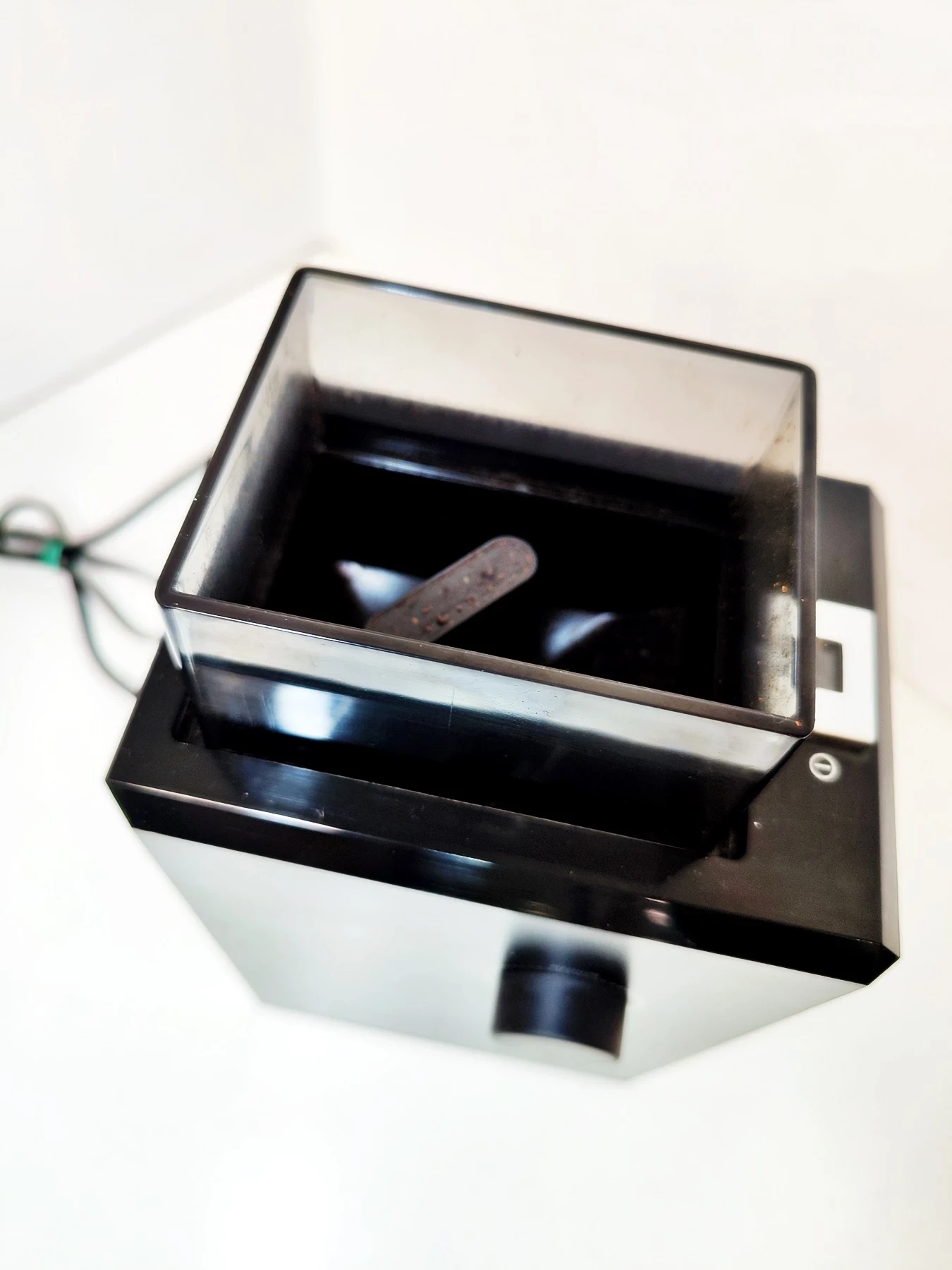 mlynek-do-kawy-delonghi-kg79-kolor-dominujacy-czarny