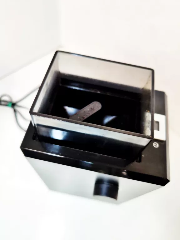 mlynek-do-kawy-delonghi-kg79-kolor-dominujacy-czarny