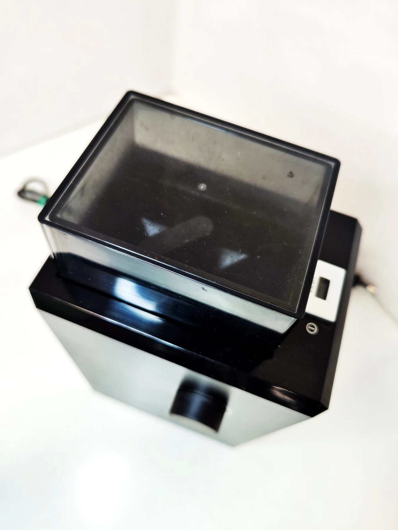 mlynek-do-kawy-delonghi-kg79-mechanizm-mielacy-zarna