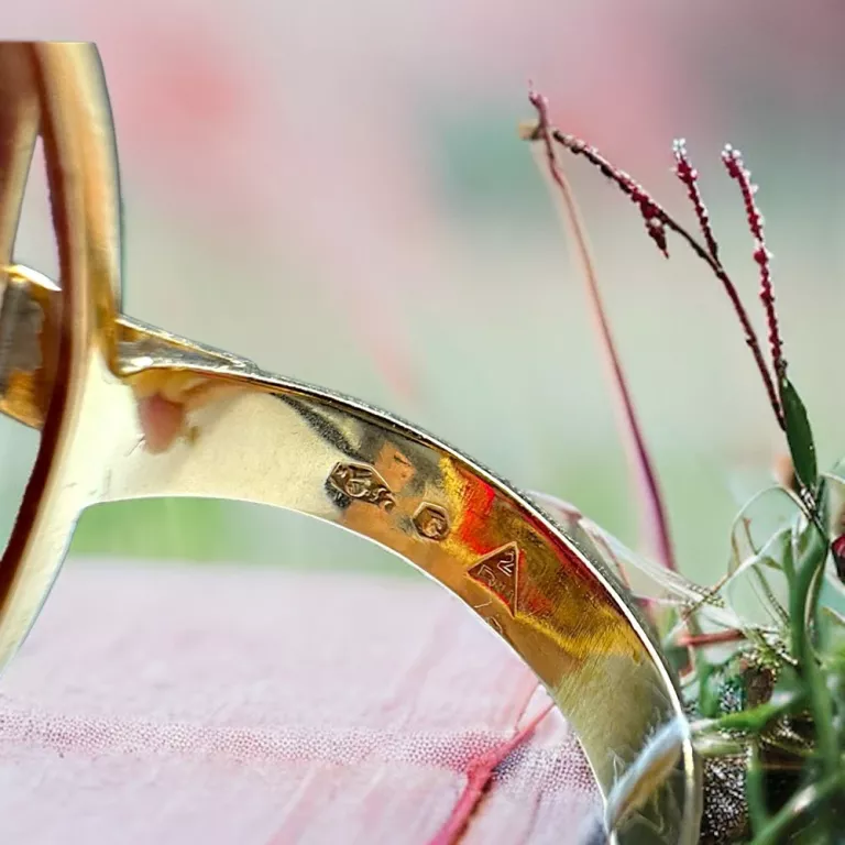 zloty-pierscionek-z-czerwonym-oczkiem-proby-585-ean-gtin-00000000